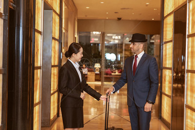 酒店服务贴身管家帮外国客人拿行李